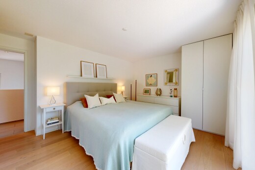 zimmer / schlafzimmer mit holzfußboden, wood finish floor, gipskartonwand, drywall, und light floor