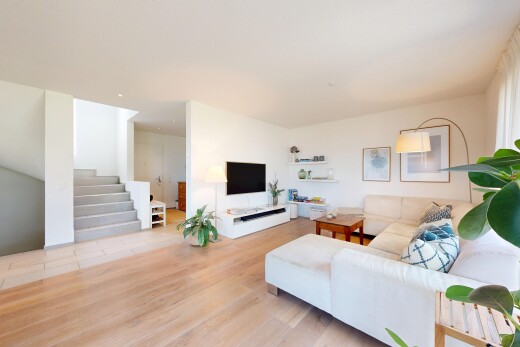 wohnzimmer mit treppen, fernseher, drywall, gipskartonwand, und wood finish floor