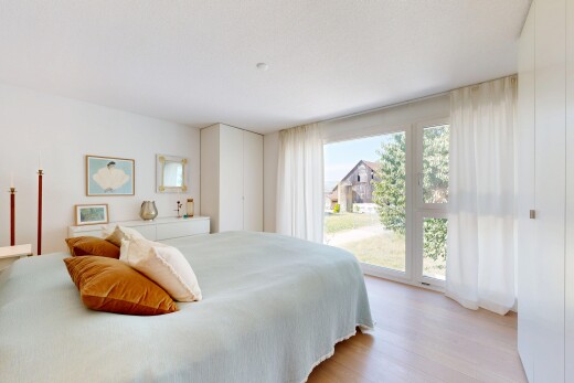 zimmer / schlafzimmer mit holzfußboden, wood finish floor, light floor, kleiderschrank, und inside property