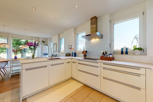 küche mit dunstabzugshaube, light floor, light countertops, arbeitsplatten, und kitchen peninsula