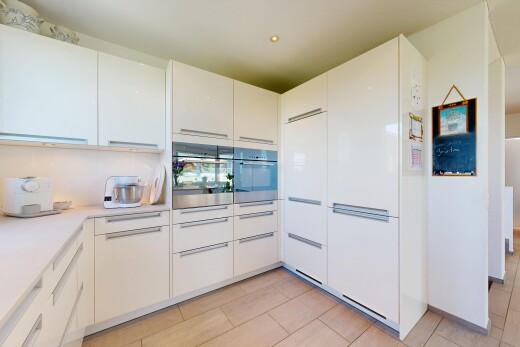 küche mit white cabinets, weiße schränke, light countertops, arbeitsplatten, und light floor