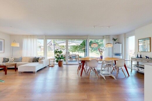 wohn- / esszimmer mit holzfußboden, wood finish floor, gipskartonwand, drywall, und inside property