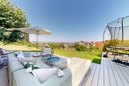 terrasse mit wohnraum im freien, deck, from property, trampolin, und day time
