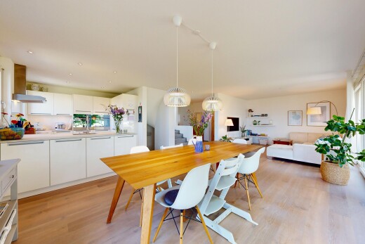 wohn- / esszimmer mit light floor, holzfußboden, wood finish floor, inside property, und treppen