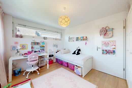 zimmer / schlafzimmer mit holzfußboden, wood finish floor, gipskartonwand, drywall, und inside property