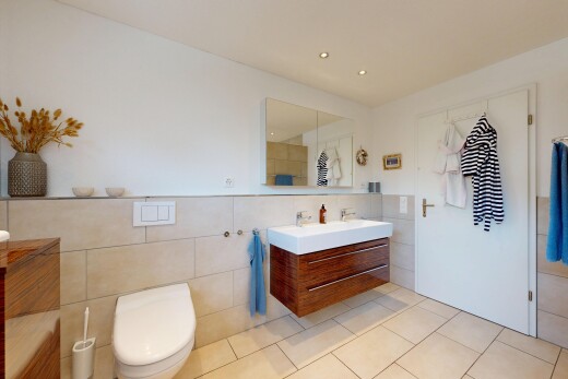 bad mit tile wall, fliesenwand, schminktisch, komplettes badezimmer, und einbauleuchten