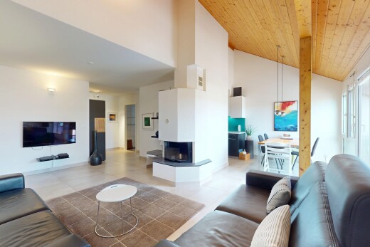wohnzimmer mit fernseher, holzdecke, wood ceiling, inside property, und dachschräge