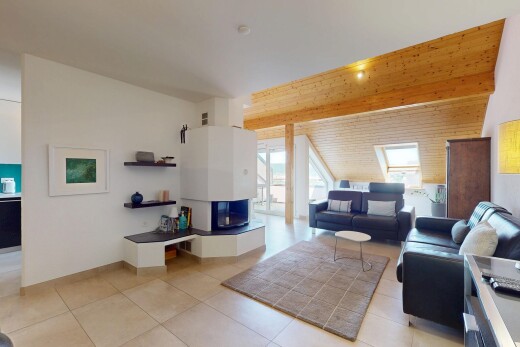 wohnzimmer mit inside property, drywall, gipskartonwand, natural light, und natürliches licht