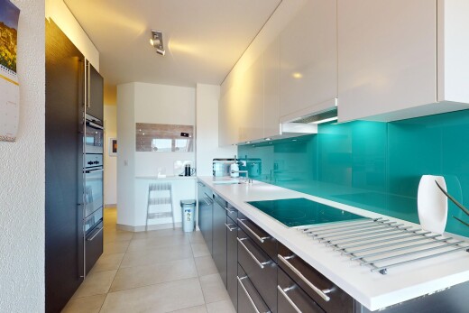 küche mit herd, fliesenboden, tile floor, arbeitsplatten, und schränke mit flachen paneelen