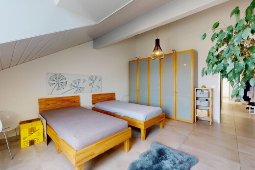 zimmer / schlafzimmer mit dachschräge, vaulted ceiling, gipskartonwand, drywall, und inside property