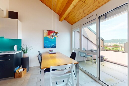 esszimmer mit holzdecke, wood ceiling, dachschräge, vaulted ceiling, und natürliches licht