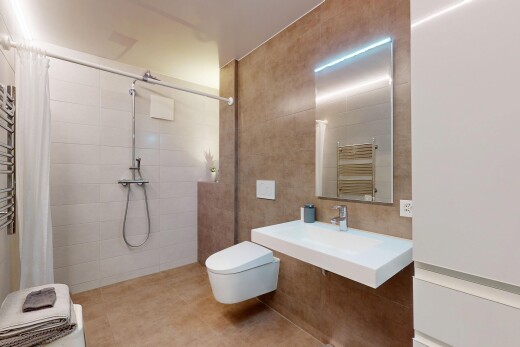 bad mit toilette, inside property, dusche, komplettes badezimmer, und tile shower