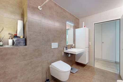 bad mit fliesenwand, tile wall, inside property, toilette, und spiegel