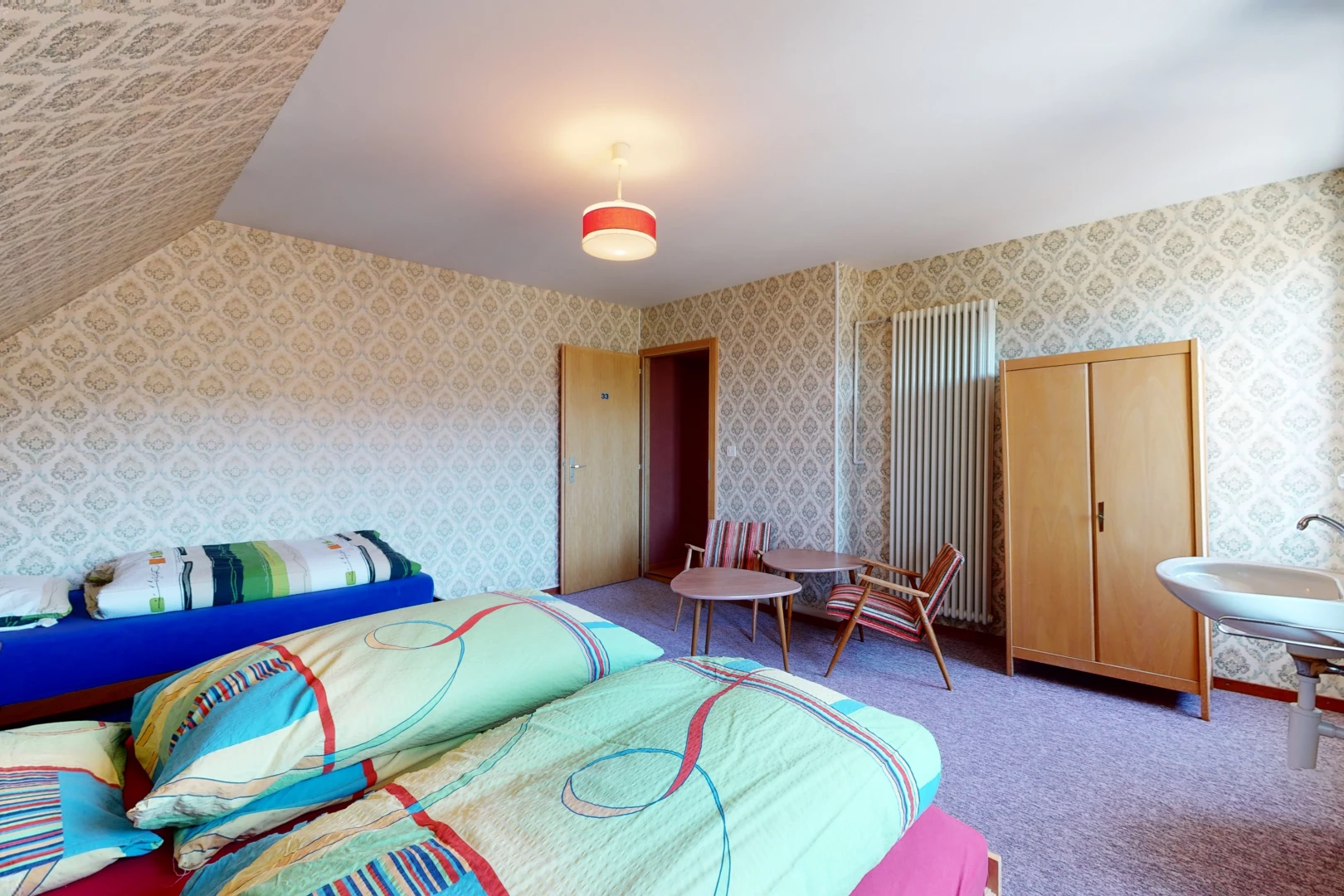 blick auf das schlafzimmer mit teppichen