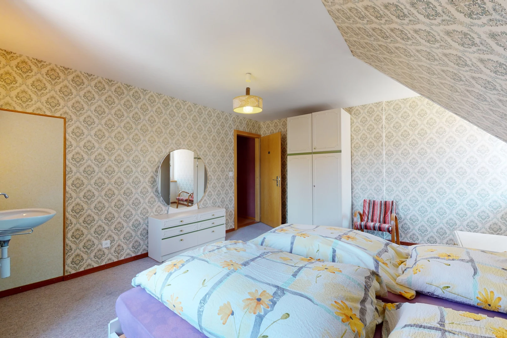 blick auf das schlafzimmer mit teppichen
