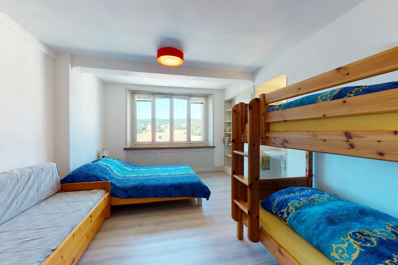 hartholzbodenschlafzimmer mit natürliches licht