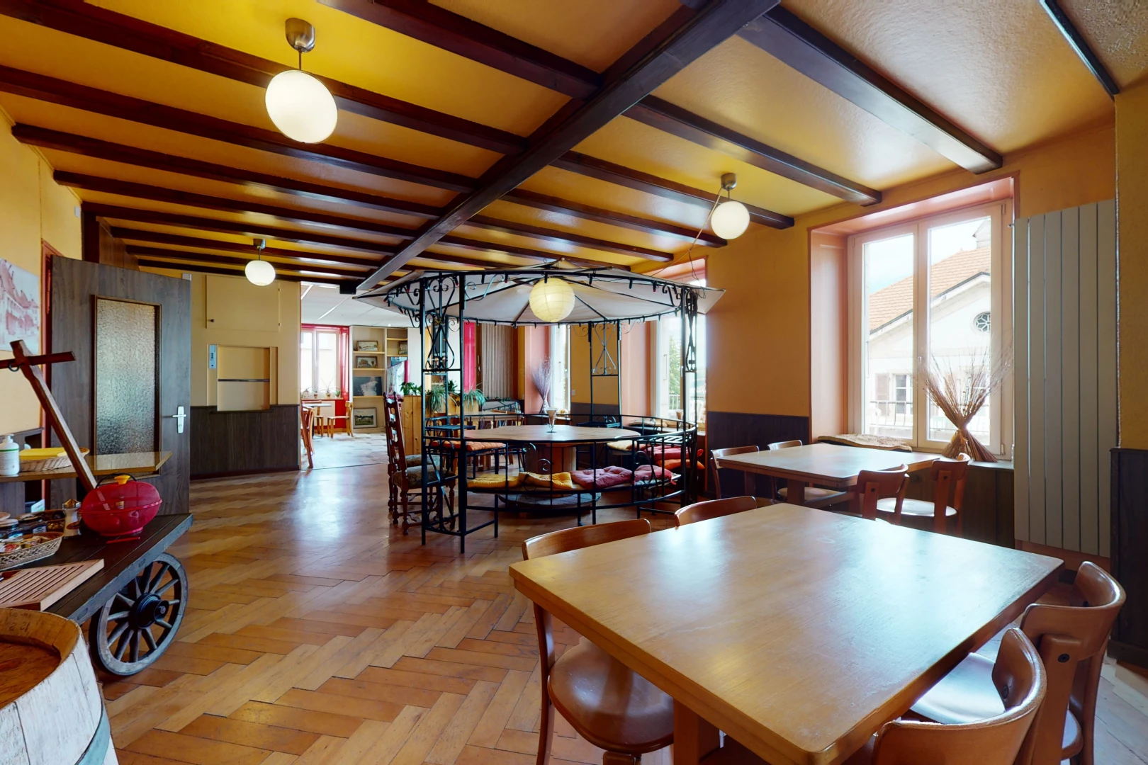 speisesaal mit hartholzboden, balkendecke und einer fülle von natürlichen licht