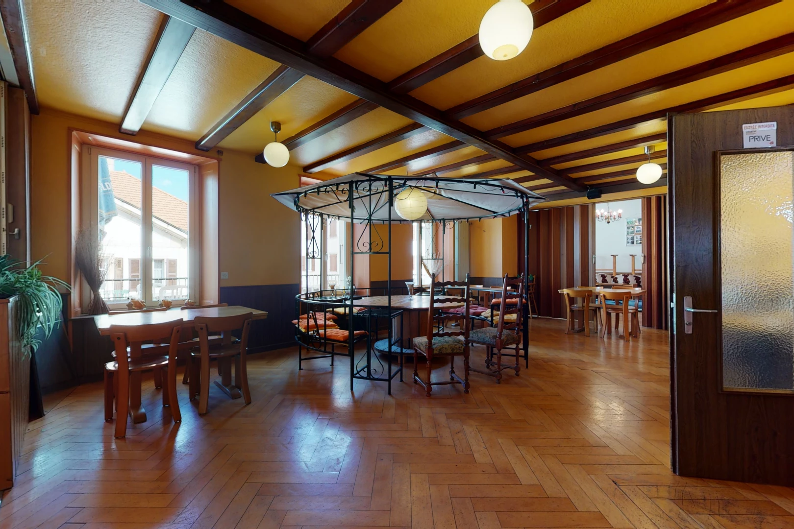 speisesaal mit natürlicher licht, balkendecke und holzböden