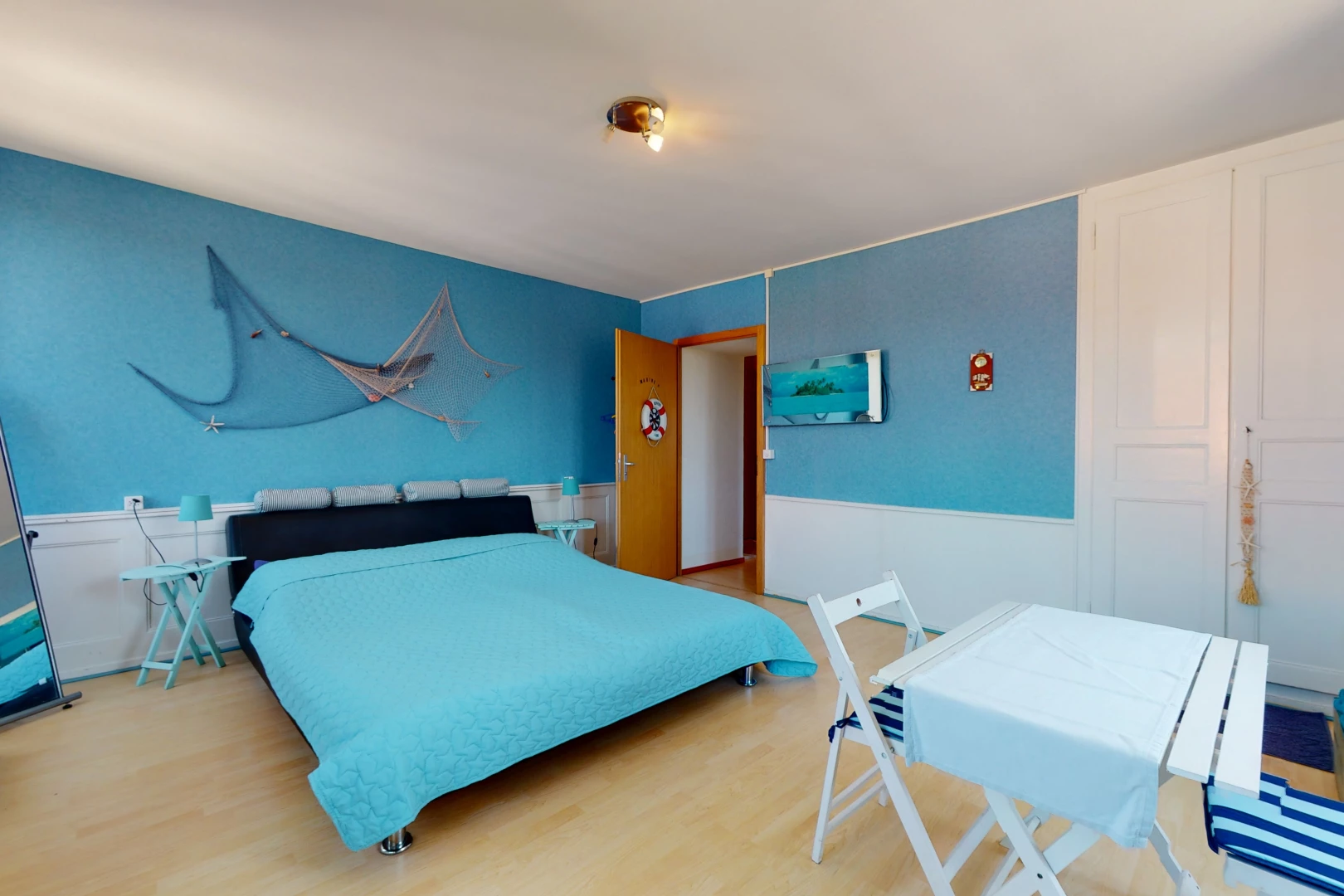 schlafzimmer mit holzböden