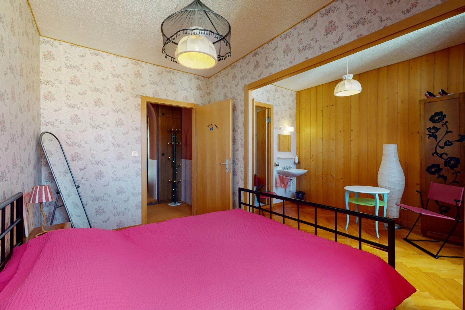 blick auf das schlafzimmer mit holzholzboden