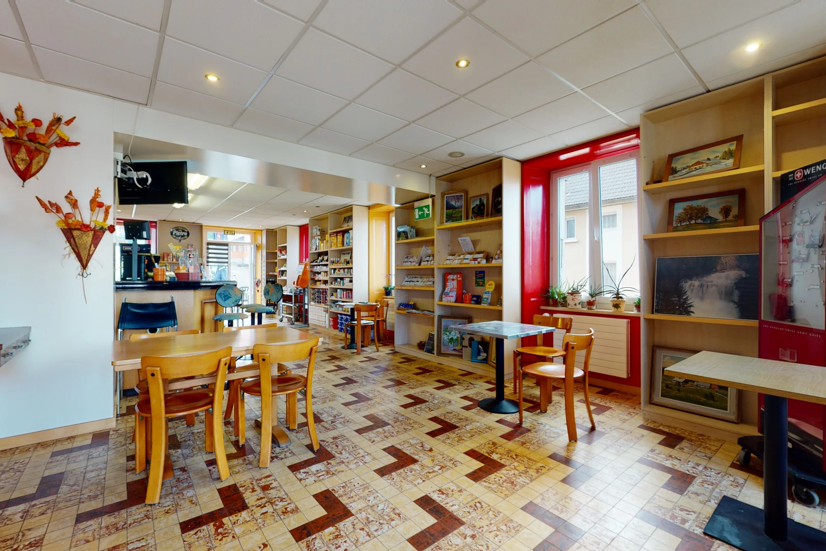 esszimmer mit fliesenböden, natürlichem licht und fernseher