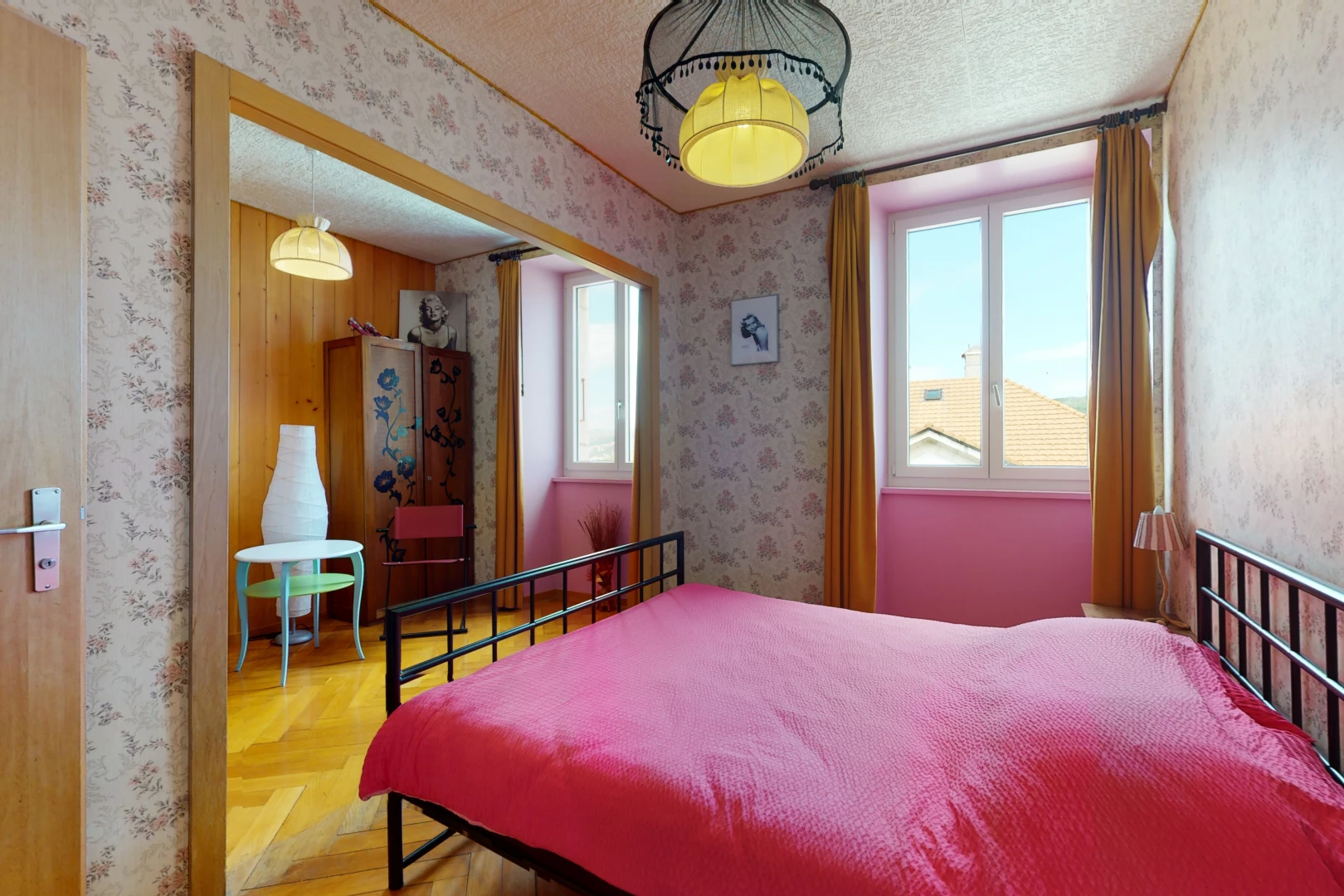 schlafzimmer mit natürlichem licht und holzböden