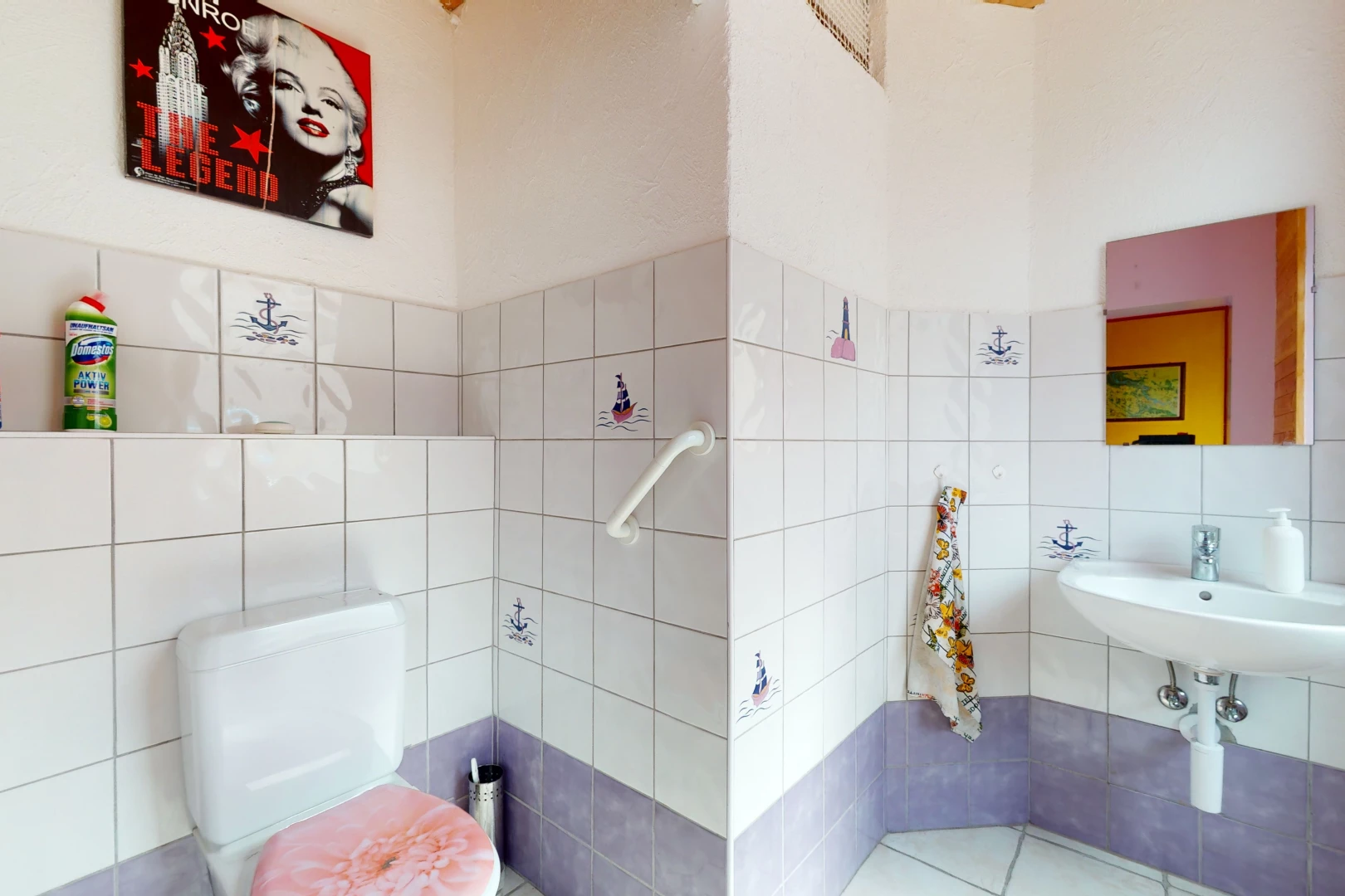 halbbad mit fliesenböden, spiegel, toilette und waschbecken