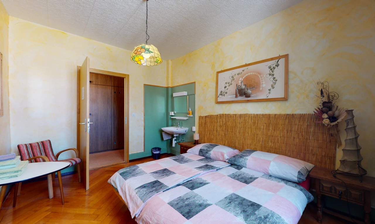 schlafzimmer mit holzböden