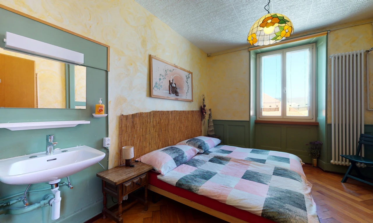 schlafzimmer mit natürlichen licht und hartholzböden
