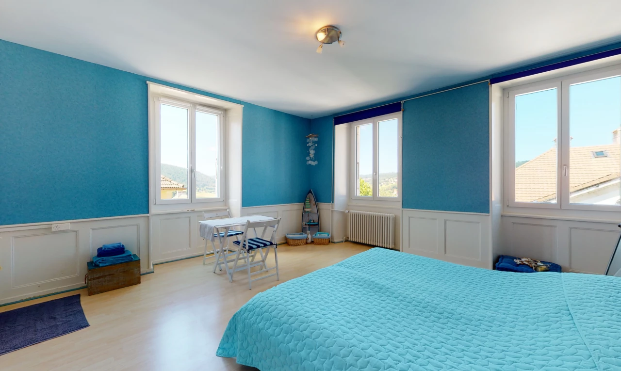 hartholzbodenschlafzimmer mit mehreren fenstern und kühler