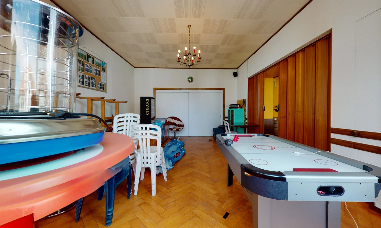 spielzimmer mit einem kronleuchter und hartholzböden