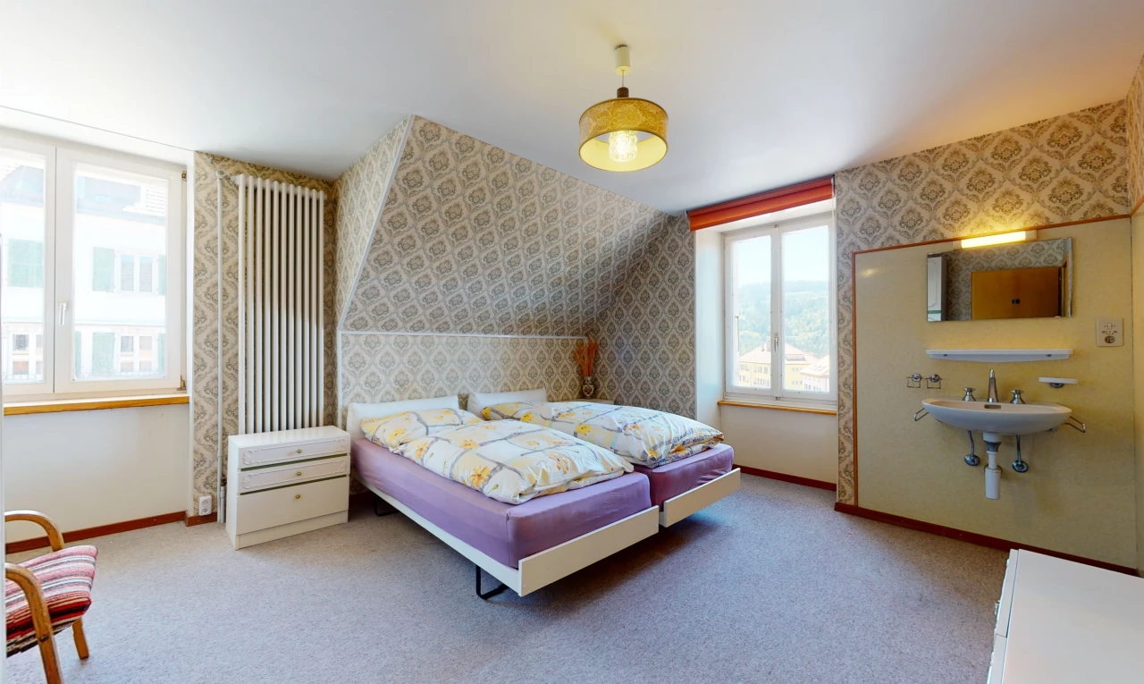 schlafzimmer mit natürlichen licht und teppich