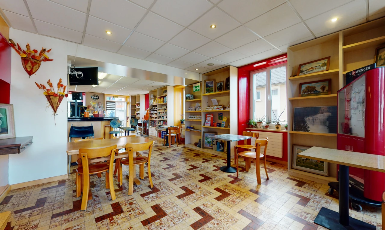 esszimmer mit fliesenböden, natürlichem licht und fernseher
