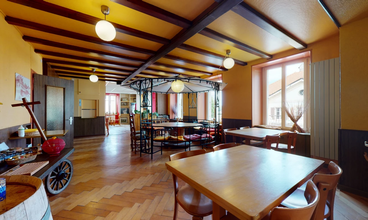 speisesaal mit hartholzboden, balkendecke und einer fülle von natürlichen licht
