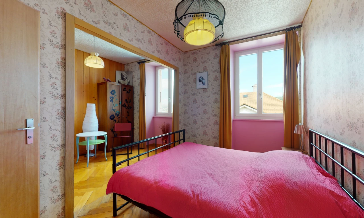 schlafzimmer mit natürlichem licht und holzböden
