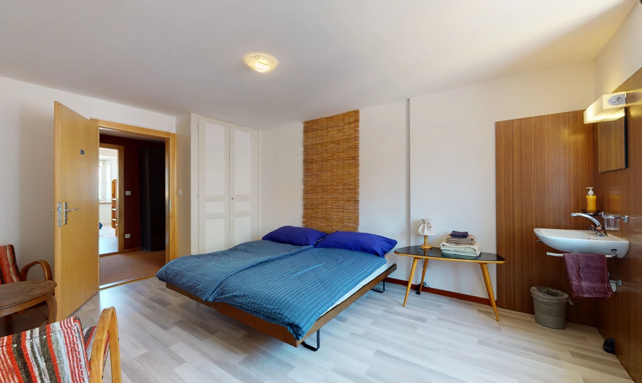 schlafzimmer mit hartholzboden