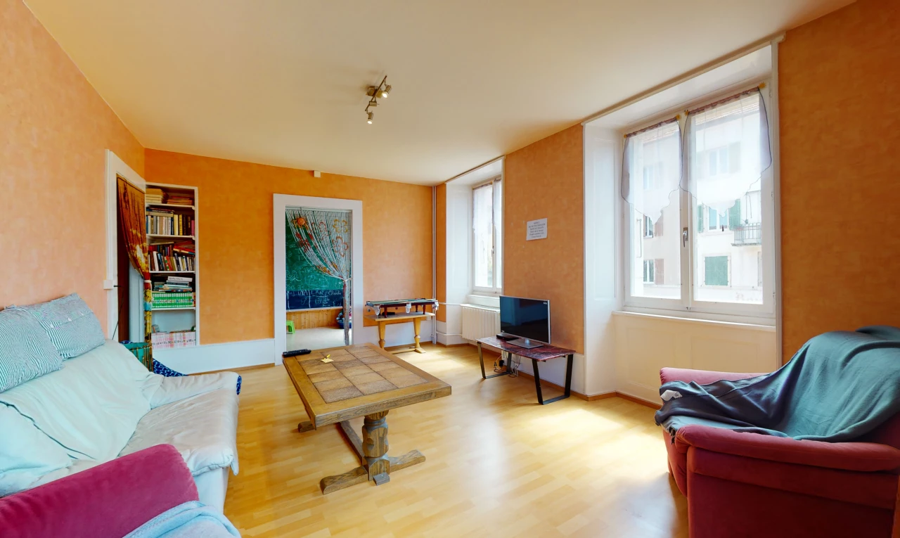 wohnzimmer mit einer gesunden menge sonnenlicht, holzböden und fernseher