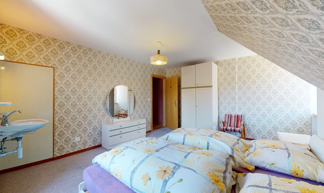 blick auf das schlafzimmer mit teppichen