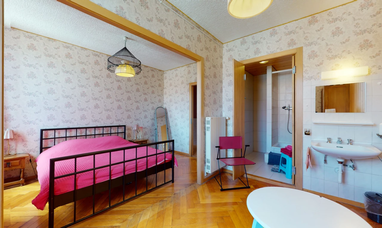 blick auf das schlafzimmer mit holzholzboden