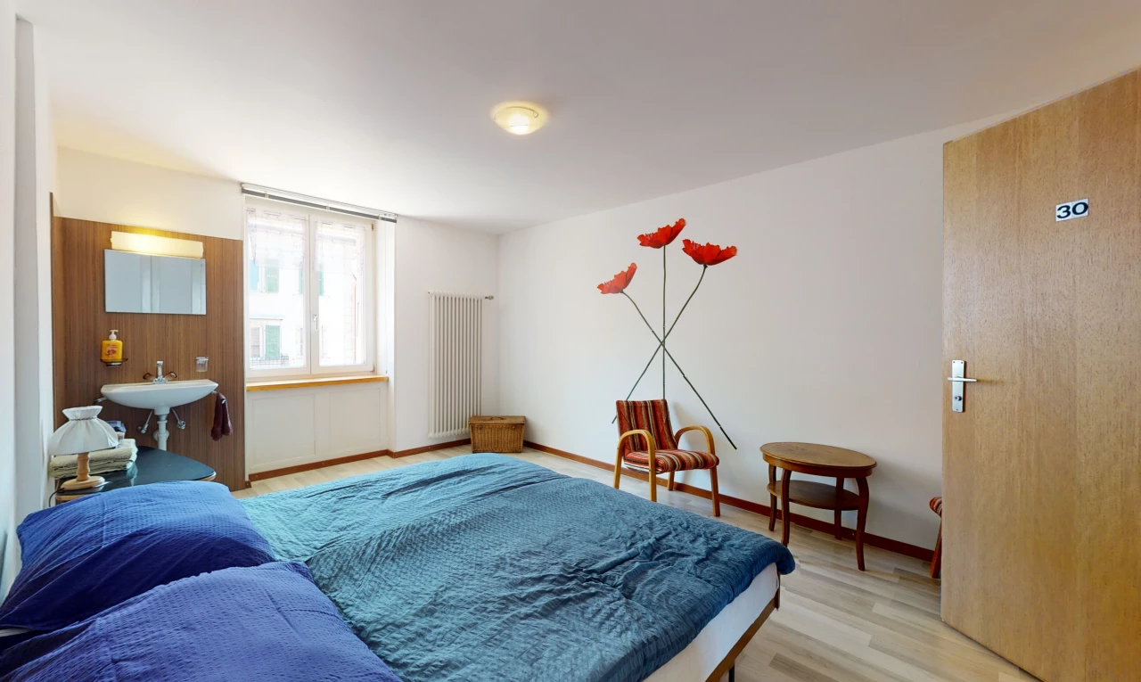 hartholzbodenschlafzimmer mit natürlichem licht
