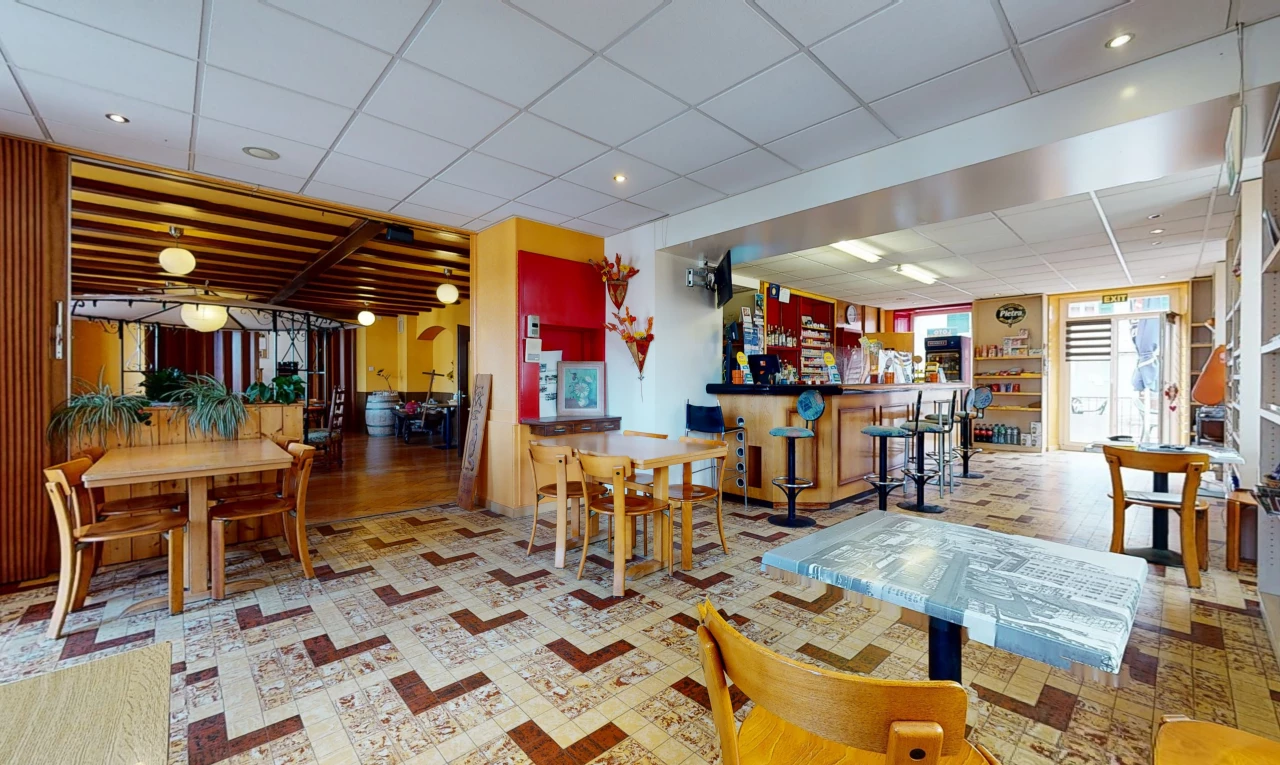 gefliestes wohnzimmer mit einer küchenfrühstücksbar und natürlichen licht