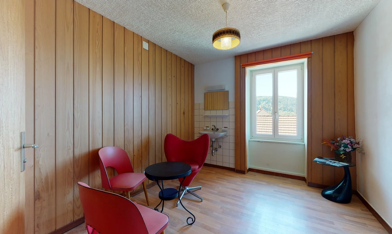 wohnzimmer mit hartholzböden und natürlichem licht