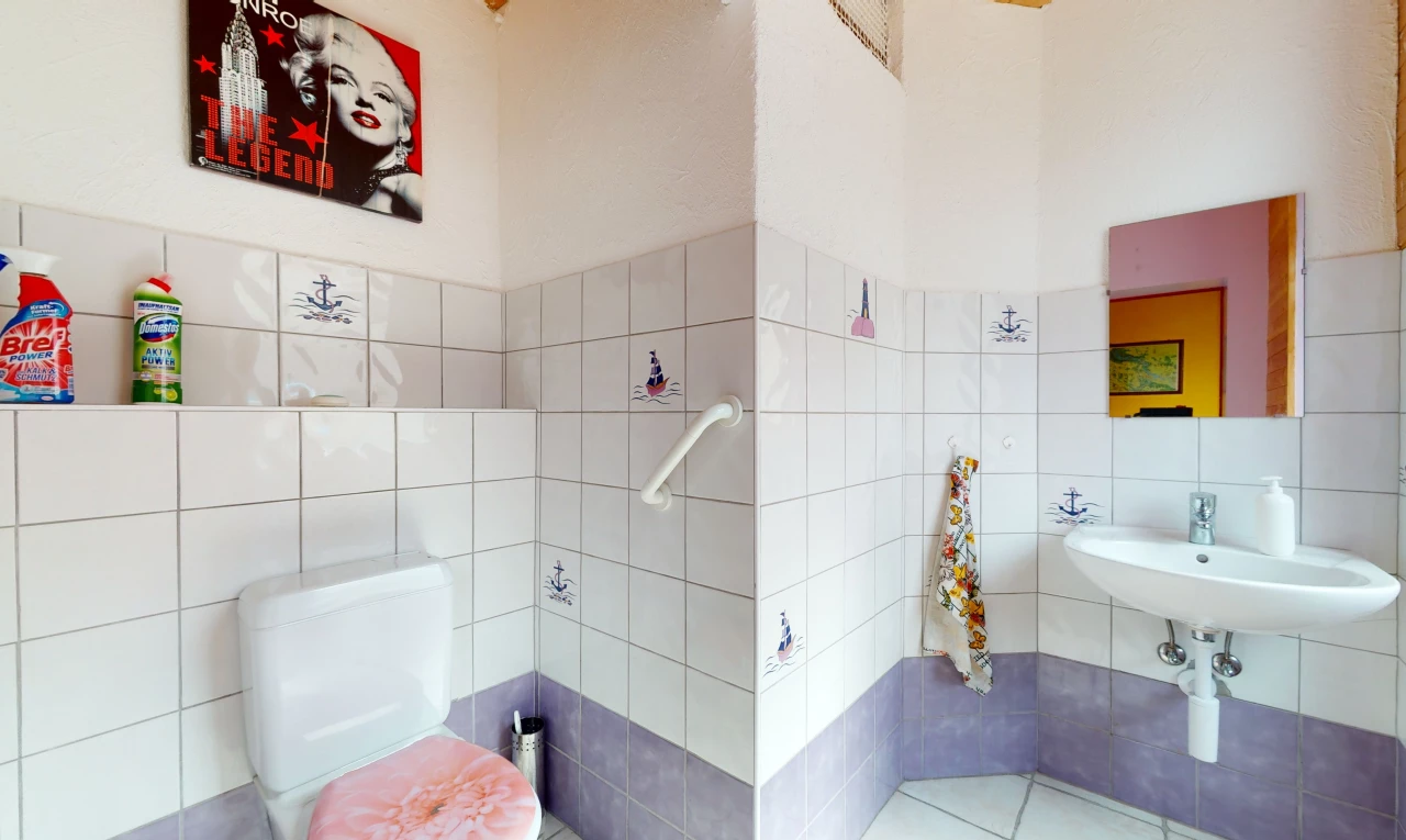 halbbad mit fliesenböden, spiegel, toilette und waschbecken