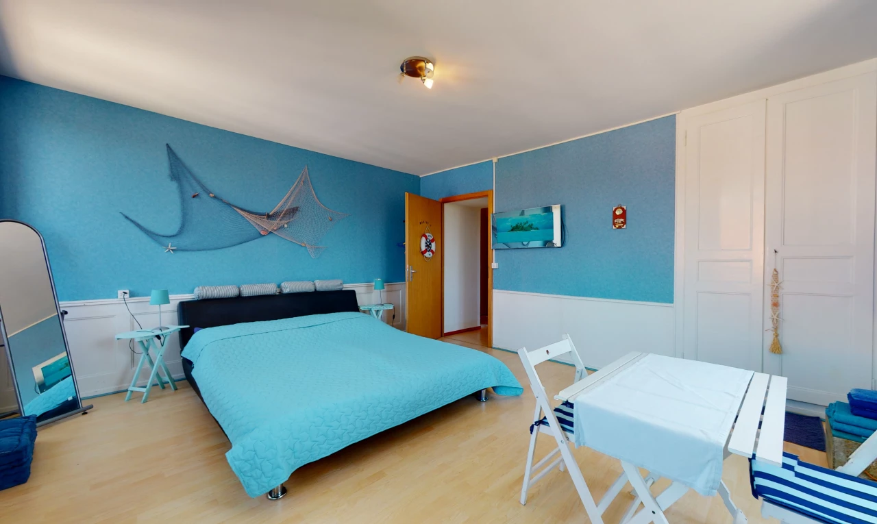 schlafzimmer mit holzböden