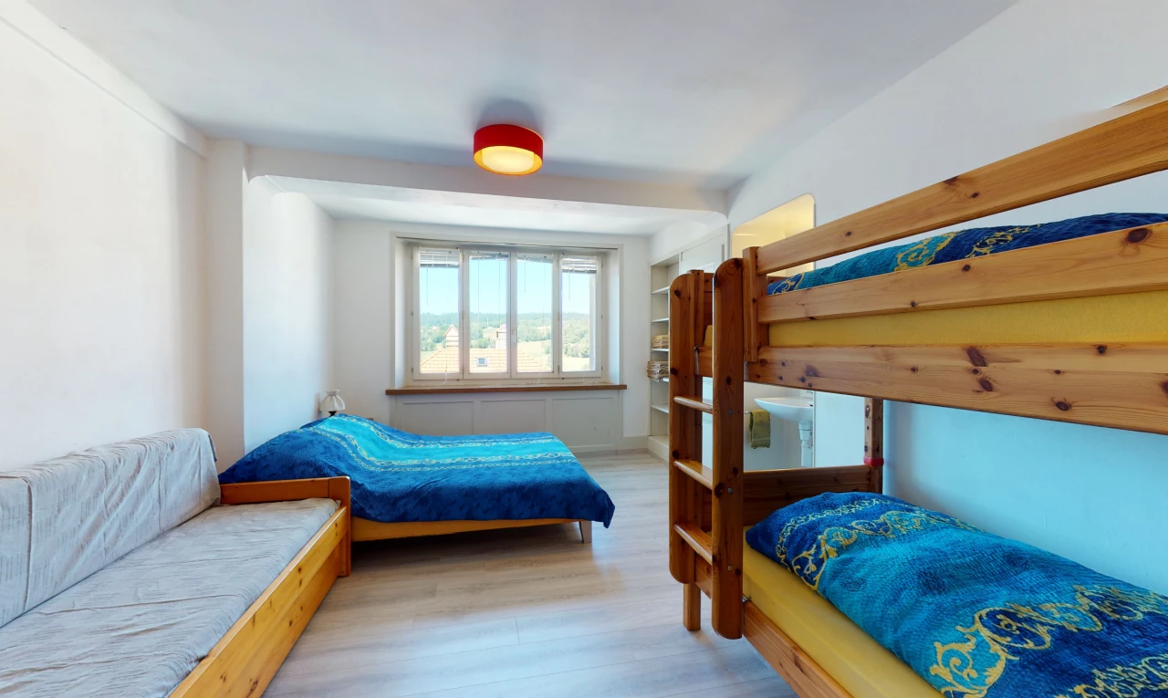 hartholzbodenschlafzimmer mit natürliches licht