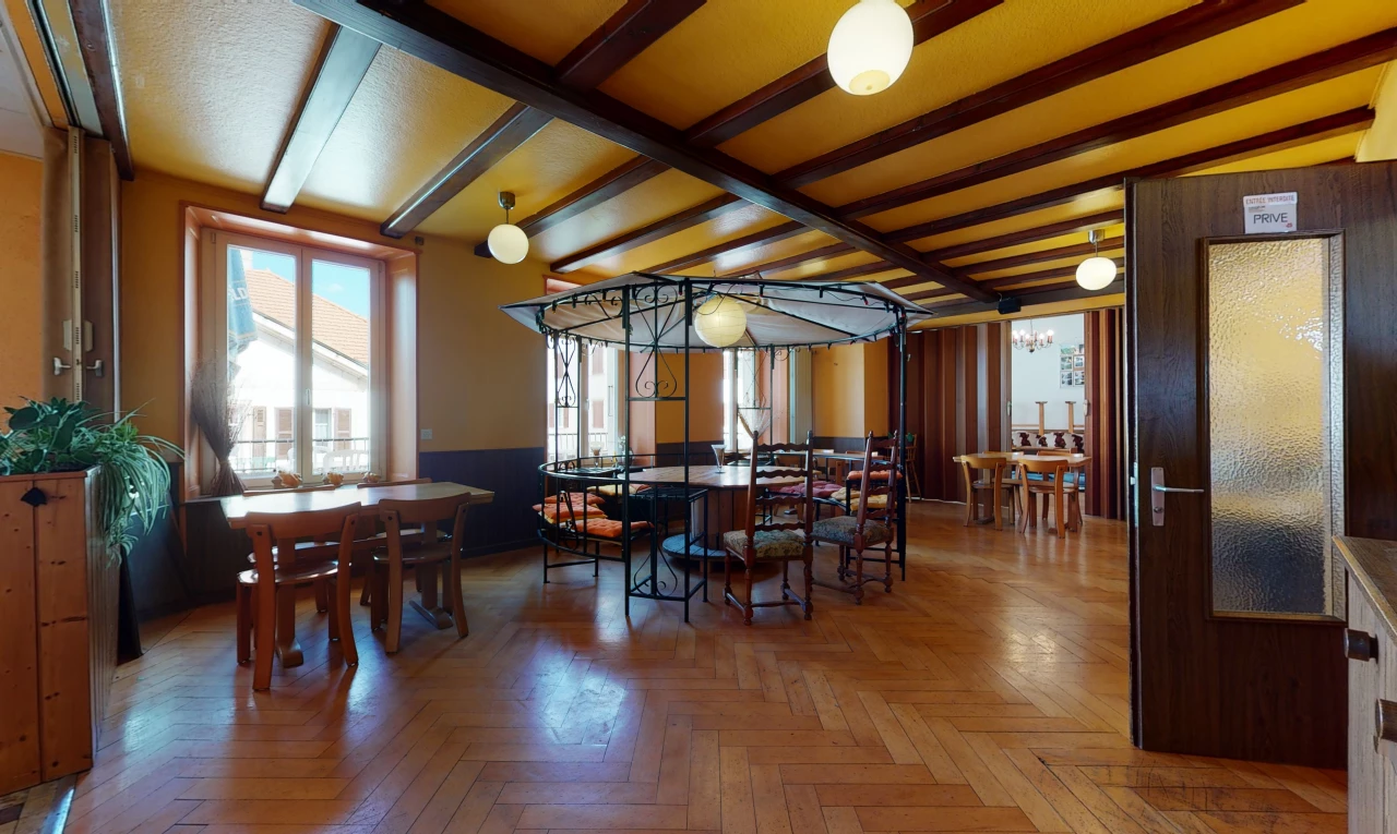 speisesaal mit natürlicher licht, balkendecke und holzböden