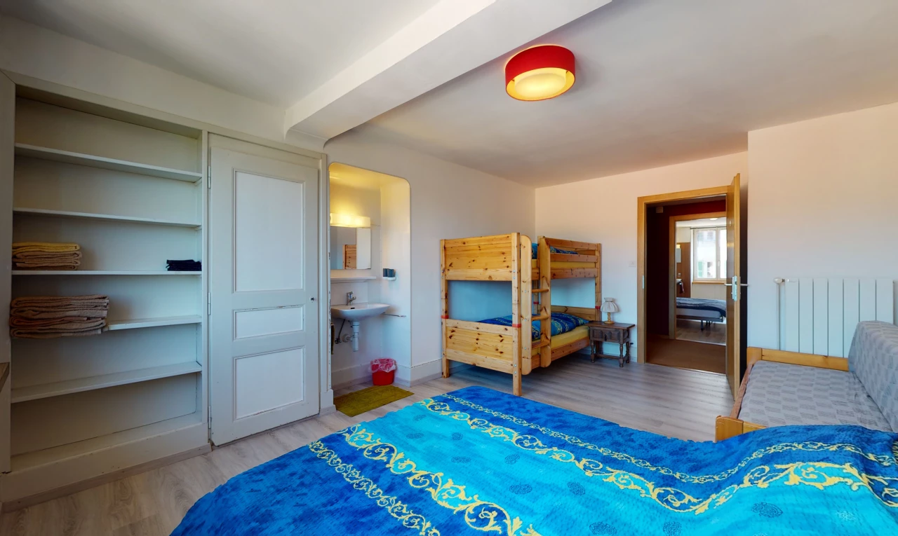 schlafzimmer mit holzstrahldecke und hartholzboden