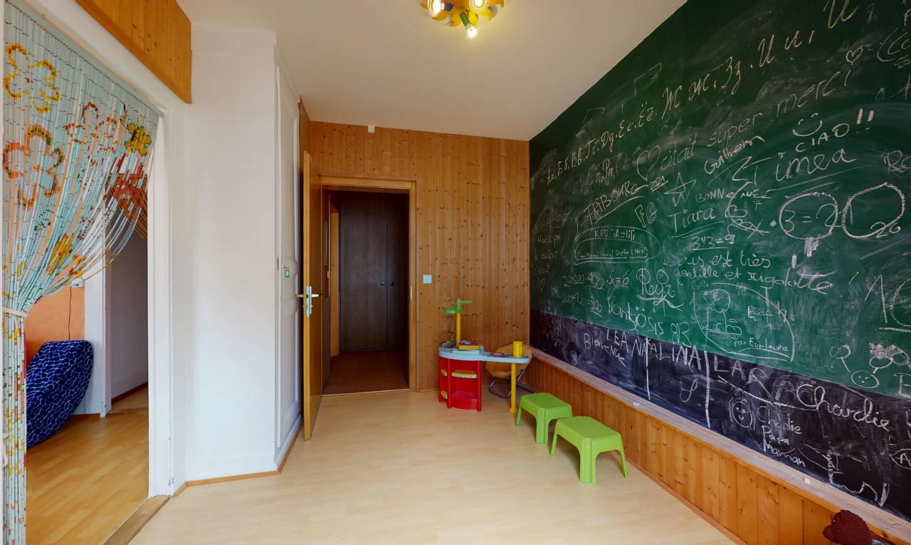 spielzimmer mit hartholzböden