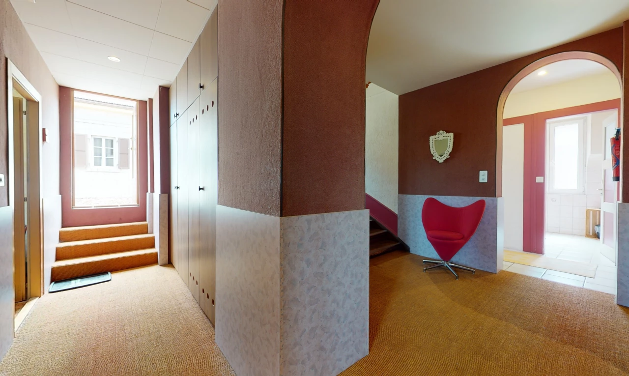 korridor mit teppich und natürlichem licht