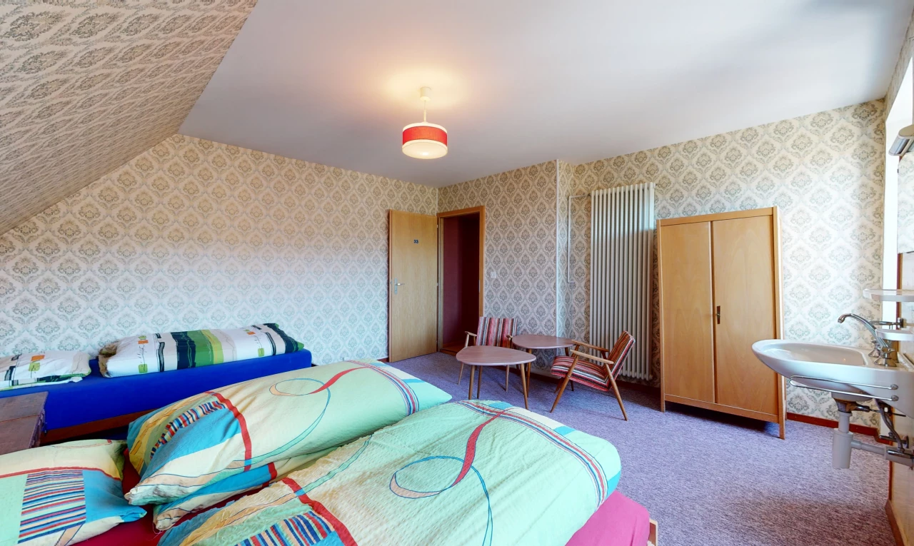 blick auf das schlafzimmer mit teppichen